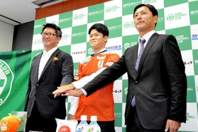 関西福祉大初のＪリーガーとなる谷本駿介さん（中央）と中田洋平監督（右）、愛媛ＦＣの吉村光示さん＝赤穂市新田
