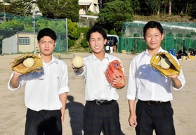 国体ソフトボール少年男子で兵庫県代表選手として臨む（左から）小林龍太さん、岸本拓弥さん、藤原翔天さん＝山崎高校