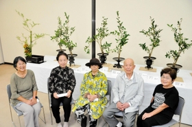 最後の生け花展を開いた赤穂市華道連盟５社中の代表＝赤穂市中広