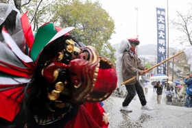 雨の降る中、生島に向かう行列の先頭で参道を清めながら進む獅子頭＝赤穂市坂越（撮影・大山伸一郎）