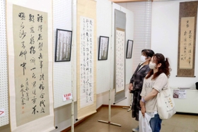 大鳥圭介直筆の漢詩が並ぶ会場＝上郡町郷土資料館