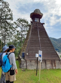 音声ガイドが設置された高瀬舟灯台＝東有年八幡神社