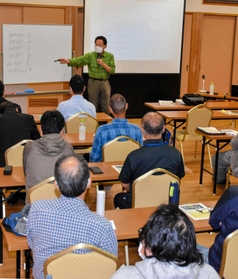 宍粟市北部の観光をエコツーリズムの視点で講演する松田光輝さん＝東山温泉メイプルプラザ