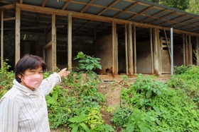 犬が飼われていた牛舎と飼い主の田邊美代子さん＝佐用町口金近