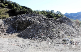 町有地の採石場跡地に野積みされた産業廃棄物＝上郡町赤松