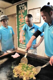 決戦本番に向け、準備を進める佐用町商工会青年部のメンバーら＝佐用町佐用