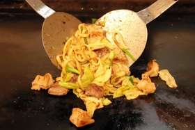 佐用町名物の「ホルモン焼きうどん」＝佐用町佐用