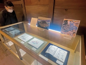 川西英と祐三郎さんの父子の版画が並べられた展示＝室津海駅館