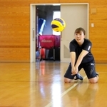 膝をついてレシーブすることで上半身の動きに意識を集＝姫路市南八代町