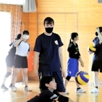 アカデミー生のレシーブを見守る筒井ヘッドコーチ＝姫路市南八代町