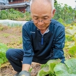 ２個がくっついた実と、通常の丸い実を持つ中安さん＝福崎町