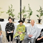 最後の生け花展を開いた赤穂市華道連盟５社中の代表＝赤穂市中広