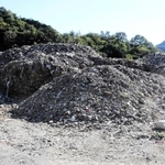 町有地の採石場跡地に野積みされた産業廃棄物＝上郡町赤松