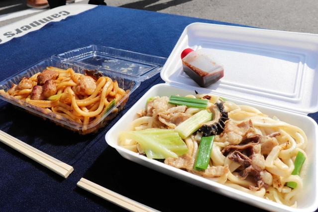 漬けだれで食べる佐用ホルモンうどん（右）と、たれを絡めて炒める津山ホルモンうどん＝佐用町佐用