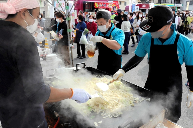 ホルモン焼きうどんに愛情を込め、鉄板に向かう佐用勢＝佐用町佐用
