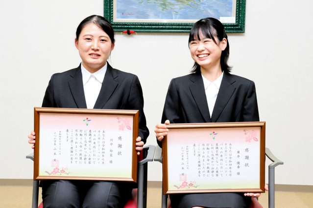 たつの市から表彰を受けた川中玲菜さん（左）と広井優希さん＝龍野北高校