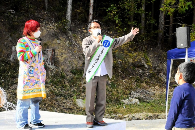 ステージで市川町のＰＲをする「女と男」の２人＝市川町下牛尾