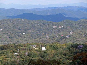 約１２００棟の山荘が点在する会員制の別荘地「播磨自然高原」＝上郡町梨ケ原（播磨自然高原クラブ提供）