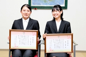 たつの市から表彰を受けた川中玲菜さん（左）と広井優希さん＝龍野北高校