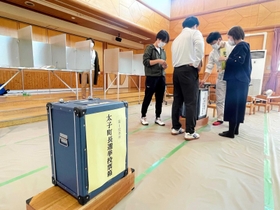投票所の設営作業をする町職員ら＝太子町馬場、斑鳩保育所