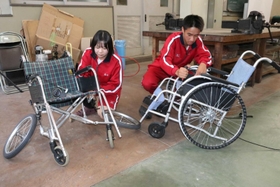 車いすを修理する生徒たち＝相生産業高校