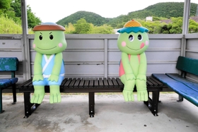 ベンチのモチーフになった町公認キャラクターのフクちゃん（左）とサキちゃん＝福崎町高岡