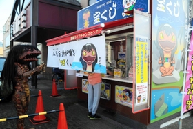 宝くじ売り場の行列に並ぶガジロウ。ばらで１０枚購入した＝福崎町南田原