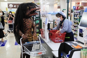 レジで精算するガジロウ。支払いにスマートフォンを使いこなす＝福崎町南田原