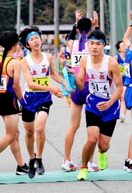 男子・上郡の５区中田颯太選手からたすきを受けて走り出す６区中野太陽選手＝豊岡市日高町（撮影・長嶺麻子）