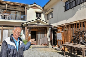 １万点以上を展示する「四季の里　好古館」を開設した内海照也さん＝宍粟市山崎町野々上