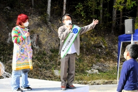 ステージで市川町のＰＲをする「女と男」の２人＝市川町下牛尾