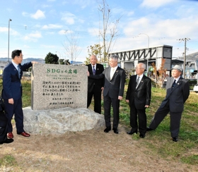 創立７０周年を祝い、石碑を設置した新潮会のメンバーら＝宍粟市山崎町船元