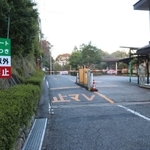 会員以外の出入りを規制するゲート。警備員が２４時間常駐する＝上郡町梨ケ原