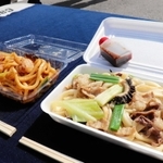 漬けだれで食べる佐用ホルモンうどん（右）と、たれを絡めて炒める津山ホルモンうどん＝佐用町佐用