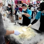 ホルモン焼きうどんに愛情を込め、鉄板に向かう佐用勢＝佐用町佐用