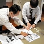 「七つ道具」を点検する太子町選挙管理委員会の職員＝同町役場