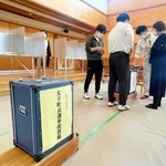 投票所の設営作業をする町職員ら＝太子町馬場、斑鳩保育所