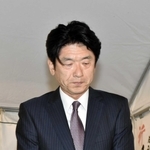 「継続は力」の訴えは届かなかった。１３日午後８時すぎ、自宅兼選挙事務所の前で落選確実の知らせを受けた服部千秋氏（６３）は、青ざめた表情で一度室内に戻り、数分後、支持者の前に再び姿を見せた。