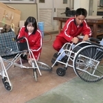 車いすを修理する生徒たち＝相生産業高校