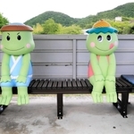 ベンチのモチーフになった町公認キャラクターのフクちゃん（左）とサキちゃん＝福崎町高岡