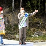 ステージで市川町のＰＲをする「女と男」の２人＝市川町下牛尾