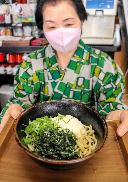 コオロギの粉末を練り込んだうどん「コロどん」＝佐用町佐用