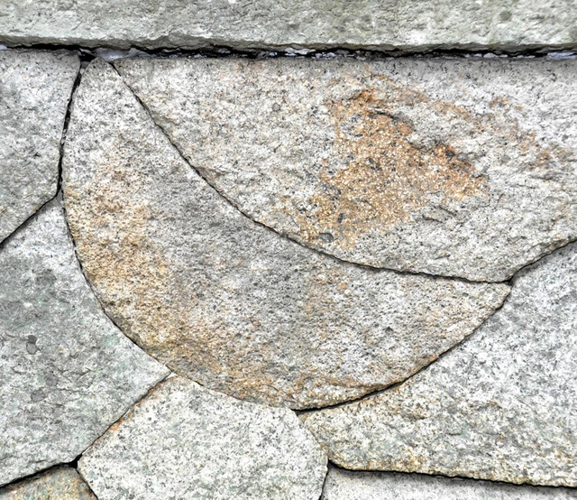 飾り石の三日月