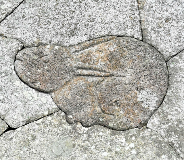 飾り石のウサギ