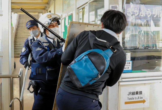 不審者役を取り押さえる相生署員＝上郡町大持