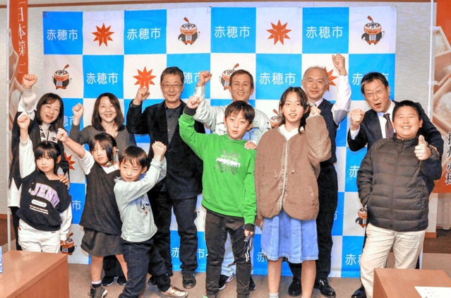 赤穂義士祭当日に積み木対決をする児童チームと市役所チーム＝赤穂市役所