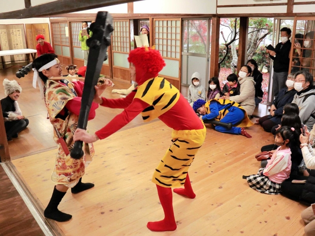 旧脇坂屋敷の部屋数を生かして観客が移動して楽しんだ寸劇「城下でエンタメ」＝たつの市龍野町中霞城