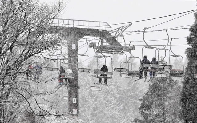 降りしきる雪でリフトのスキー客も銀世界に溶け込む＝宍粟市千種町西河内