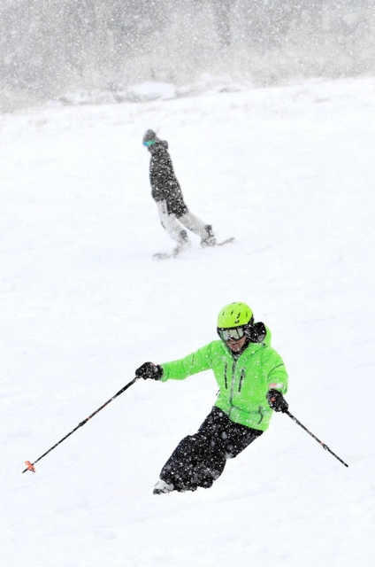 ゲレンデの感触を楽しむスキーヤーやスノーボーダー＝宍粟市千種町西河内