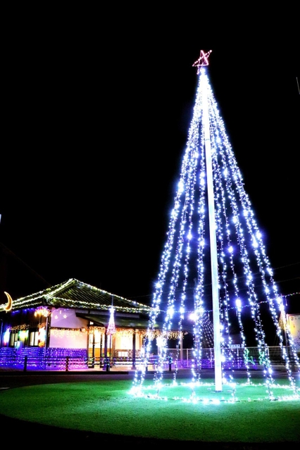乗降客の歓迎と防犯を兼ねて飾られたイルミネーション＝ＪＲ三日月駅